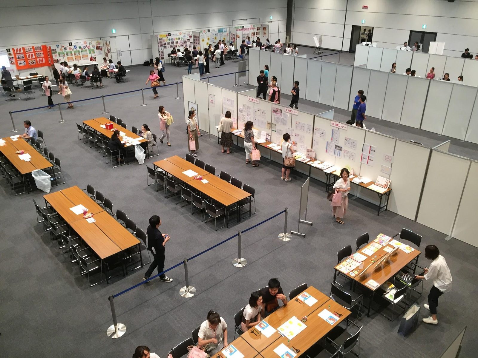 来場者で賑わう会場